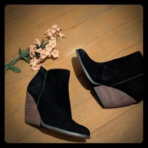 Very Volatile l Black booties